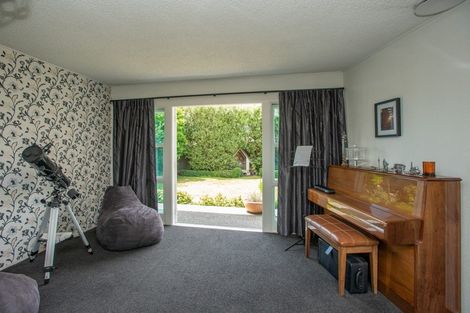 Photo of property in 20 Deakin Place, Clive, 4102