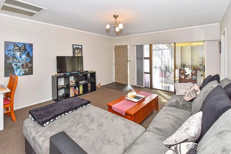 Photo of property in 2/12 Grove Road, Papakura, 2110