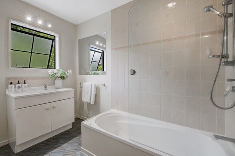 Photo of property in 9 St Lucia Place, Unsworth Heights, Auckland, 0632