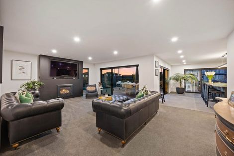 Photo of property in 2 Somerville Road, Shelly Park, Auckland, 2014