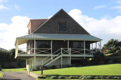 Photo of property in 11 Waiheke Street, Waikanae Beach, Waikanae, 5036