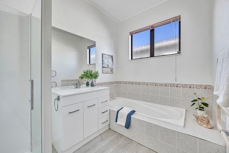 Photo of property in 13 Glenshee Place, Highland Park, Auckland, 2010