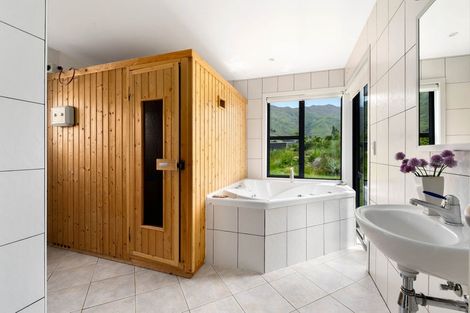 Photo of property in 2 Cleland Close, Wanaka, 9382