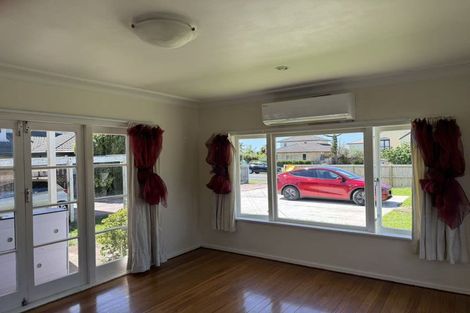 Photo of property in 17 Beach Road, Te Atatu Peninsula, Auckland, 0610