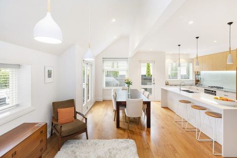 Photo of property in 111 Saint Andrews Square, Strowan, Christchurch, 8052