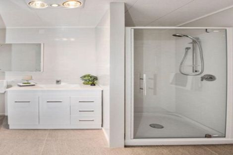 Photo of property in 9 Moxham Grove, Massey, Auckland, 0614