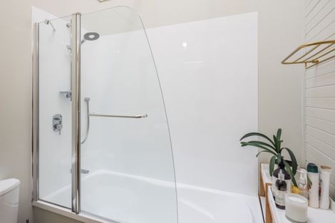 Photo of property in 6 Bank Road, Northland, Wellington, 6012