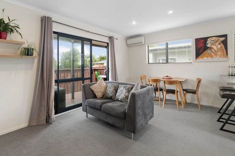 Photo of property in 14 Peachgrove Road, Te Atatu Peninsula, Auckland, 0610