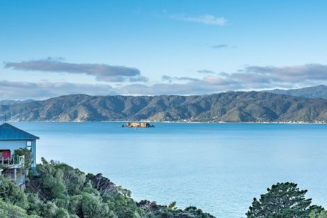 Photo of property in 58a Nevay Road, Karaka Bays, Wellington, 6022