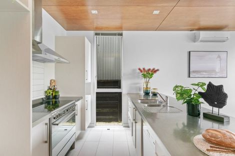 Photo of property in 12/3 Severn Street, Island Bay, Wellington, 6023