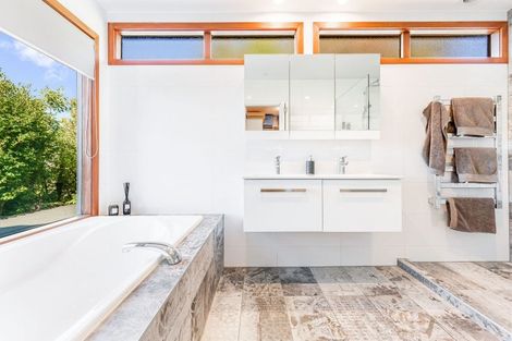 Photo of property in 2 Okewa Road, Titirangi, Auckland, 0604