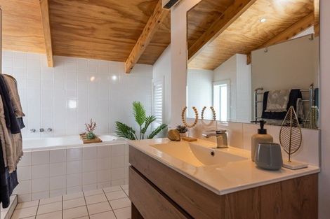 Photo of property in 116 Nevay Road, Karaka Bays, Wellington, 6022