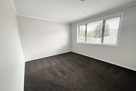 Photo of property in 5 Rewarewa Way, Timberlea, Upper Hutt, 5018