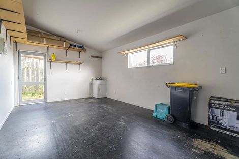 Photo of property in 6b Warrington Grove, Newlands, Wellington, 6037