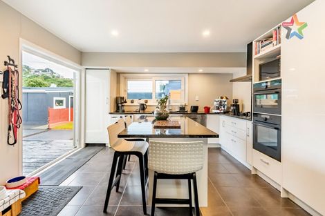 Photo of property in 6 Wha Street, Lyall Bay, Wellington, 6022
