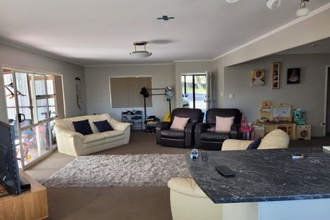 Photo of property in 15 Tiki Street, New Lynn, Auckland, 0600