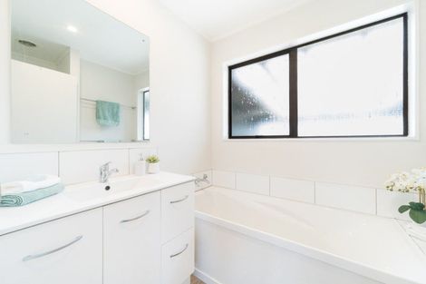 Photo of property in 60 Hillcrest Drive, Kelvin Grove, Palmerston North, 4414