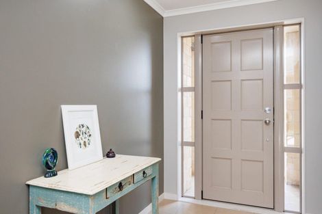 Photo of property in 33 Tennyson Avenue, Kelvin Grove, Palmerston North, 4414