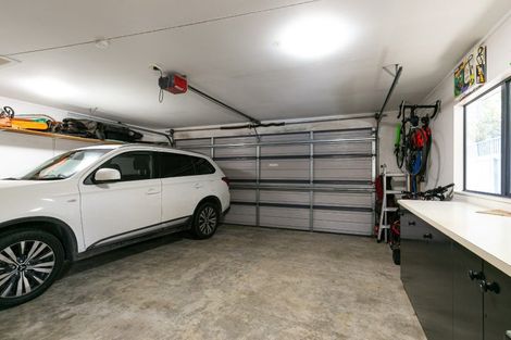 Photo of property in 104 Westchester Drive, Churton Park, Wellington, 6037