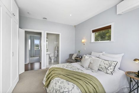 Photo of property in 114 Nevay Road, Karaka Bays, Wellington, 6022