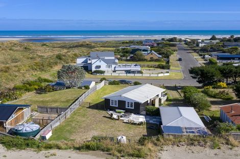 Photo of property in 60 Sarah Street, Waikawa Beach, Manakau, 5573
