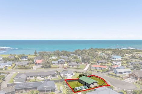 Photo of property in 18 Pohutukawa Drive, Opunake, 4616