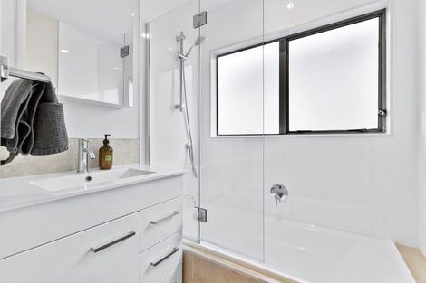 Photo of property in 1/1032 East Coast Road, Fairview Heights, Auckland, 0630