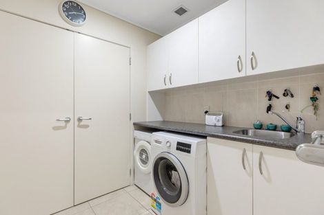 Photo of property in 72 Devonport Road, Tauranga, 3110