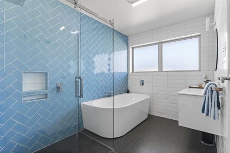 Photo of property in 24 Gulf Crest, Bucklands Beach, Auckland, 2012