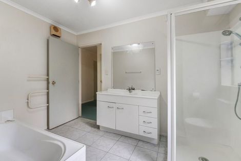 Photo of property in 86 Roberta Crescent, Orewa, 0931