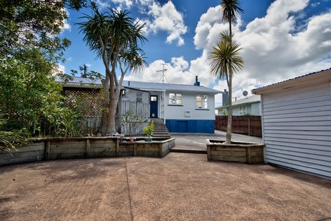 Photo of property in 22 Sarona Avenue, Glen Eden, Auckland, 0602