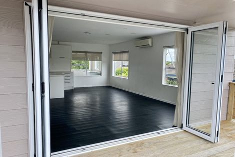 Photo of property in 10 Bill Phillip Place, Clendon Park, Auckland, 2103
