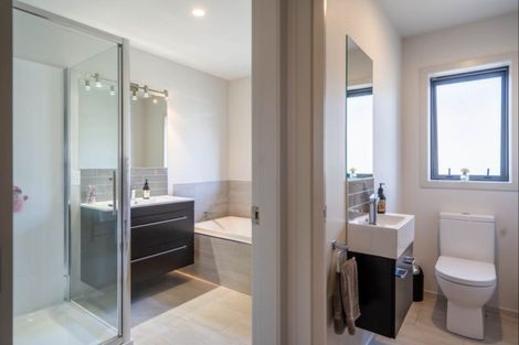 Photo of property in 7 Mahia Lane, Waikanae, 5036