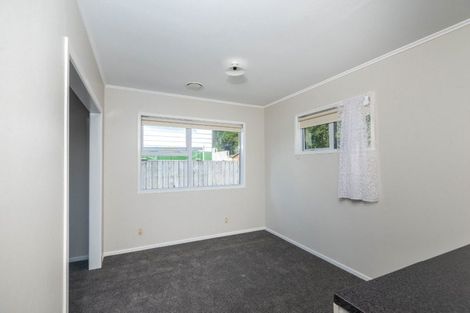 Photo of property in 12 Griffiths Grove, Newlands, Wellington, 6037