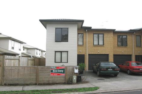 Photo of property in 15 Verdale Circle, Glen Eden, Auckland, 0602