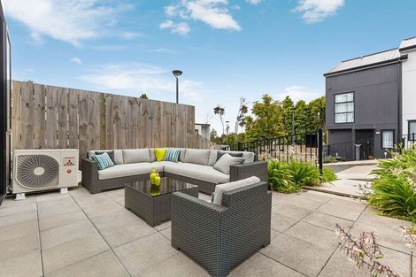 Photo of property in 17 Tokai Place, Glen Eden, 0602