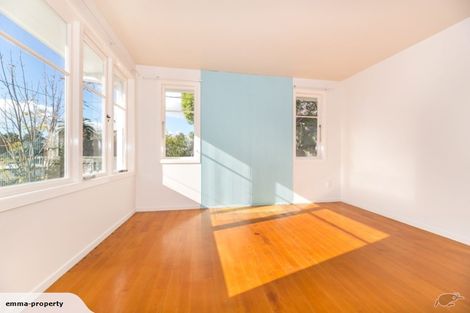 Photo of property in 5 Henderson Valley Road, Henderson, Auckland, 0612