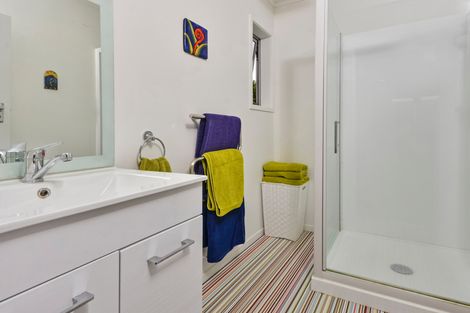 Photo of property in 16 Point Wells Road, Point Wells, 0986