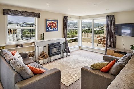 Photo of property in 11 Dunmail Way, Newlands, Wellington, 6037