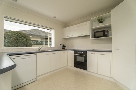 Photo of property in 17 Crown Hill, Paraparaumu, 5032