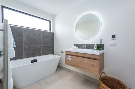 Photo of property in 10 Bishop Street, Green Bay, Auckland, 0604
