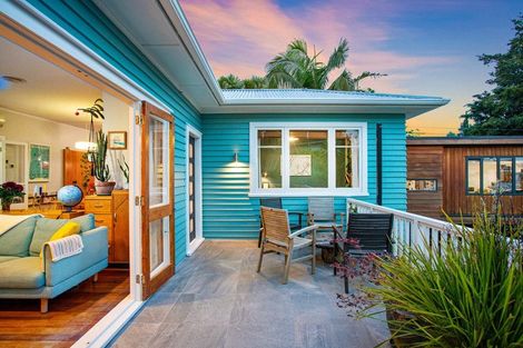 Photo of property in 18 Derwent Crescent, Titirangi, Auckland, 0604