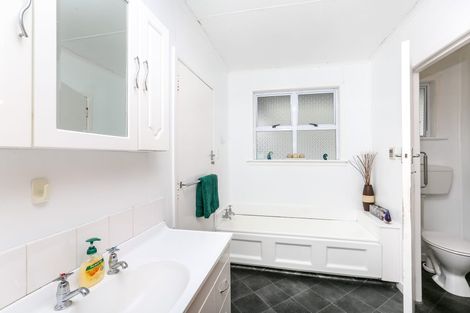 Photo of property in 20 Mace Terrace, Oakura, 4314