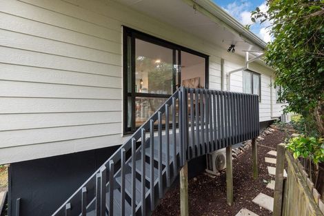 Photo of property in 2/21 Tahu Crescent, Sunnynook, Auckland, 0620