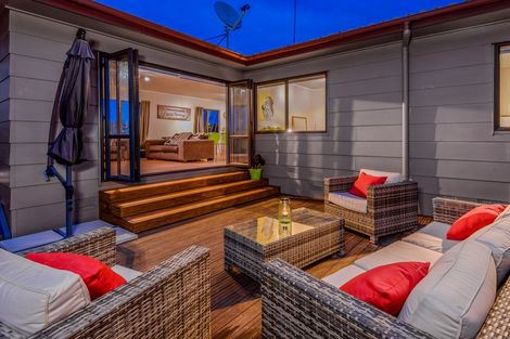 Photo of property in 16 Frosses Place, Massey, Auckland, 0614