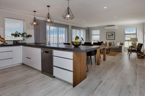 Photo of property in 32 Waitemata Drive, One Tree Point, 0118