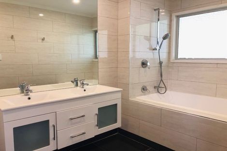 Photo of property in 8 Longwood Place, Forrest Hill, Auckland, 0620