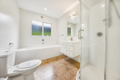 Photo of property in 1a Highgrove Lane, Totara Vale, Auckland, 0632