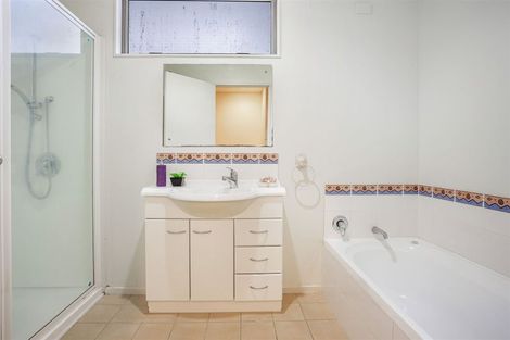 Photo of property in 37 Verdale Circle, Glen Eden, Auckland, 0602