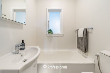 Photo of property in 17 Maungaraki Road, Korokoro, Lower Hutt, 5012